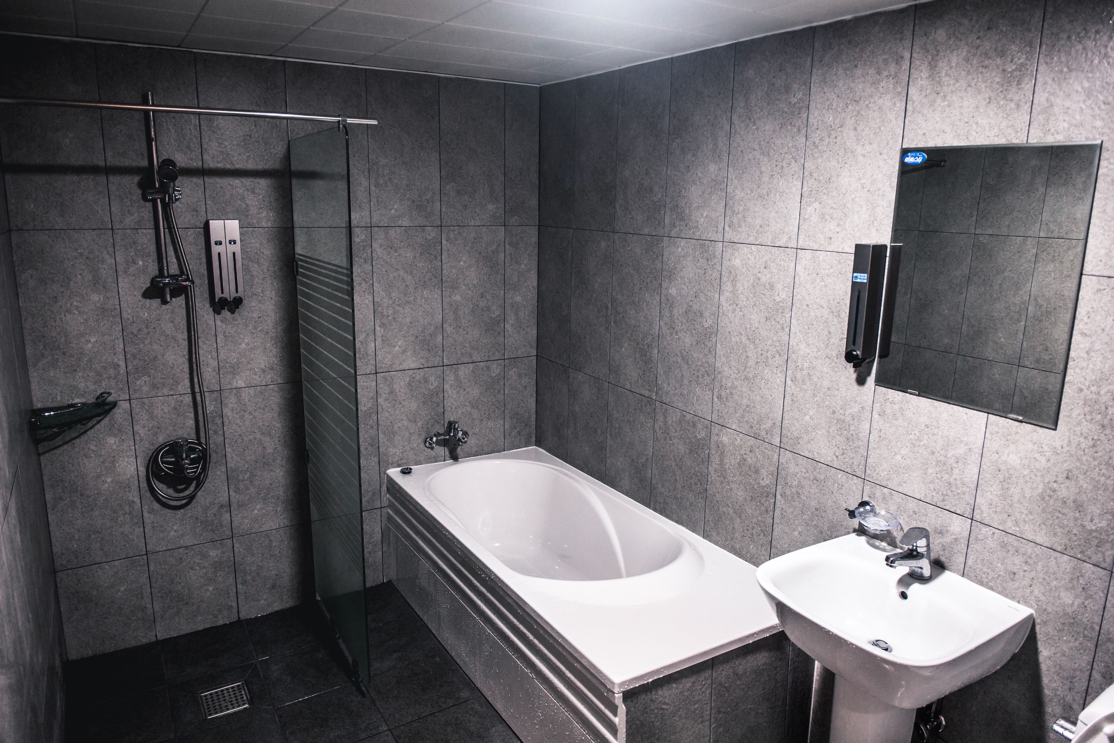 Ein modernes Badezimmer mit Badewanne, Waschbecken und Dusche.