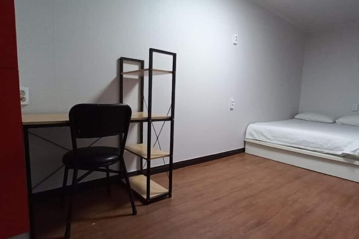 Soundproofing, free WiFi, bed sheets