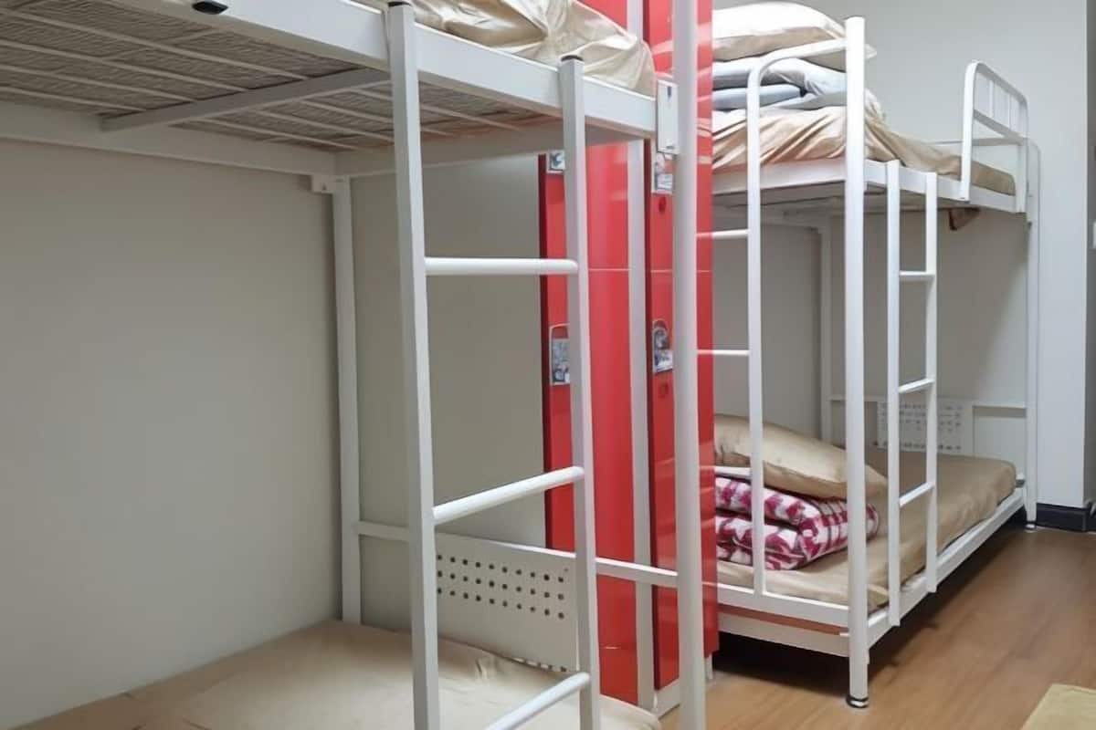 Soundproofing, free WiFi, bed sheets