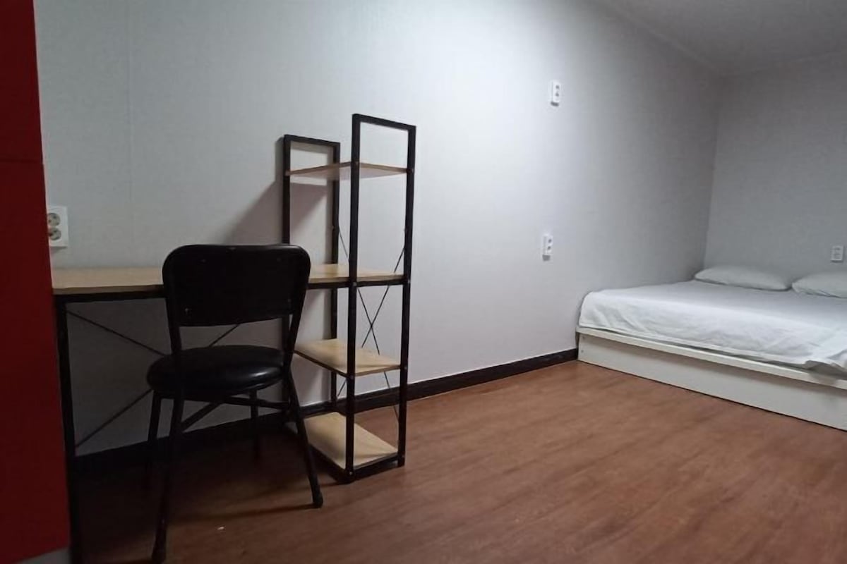 Soundproofing, WiFi (free), bed sheets