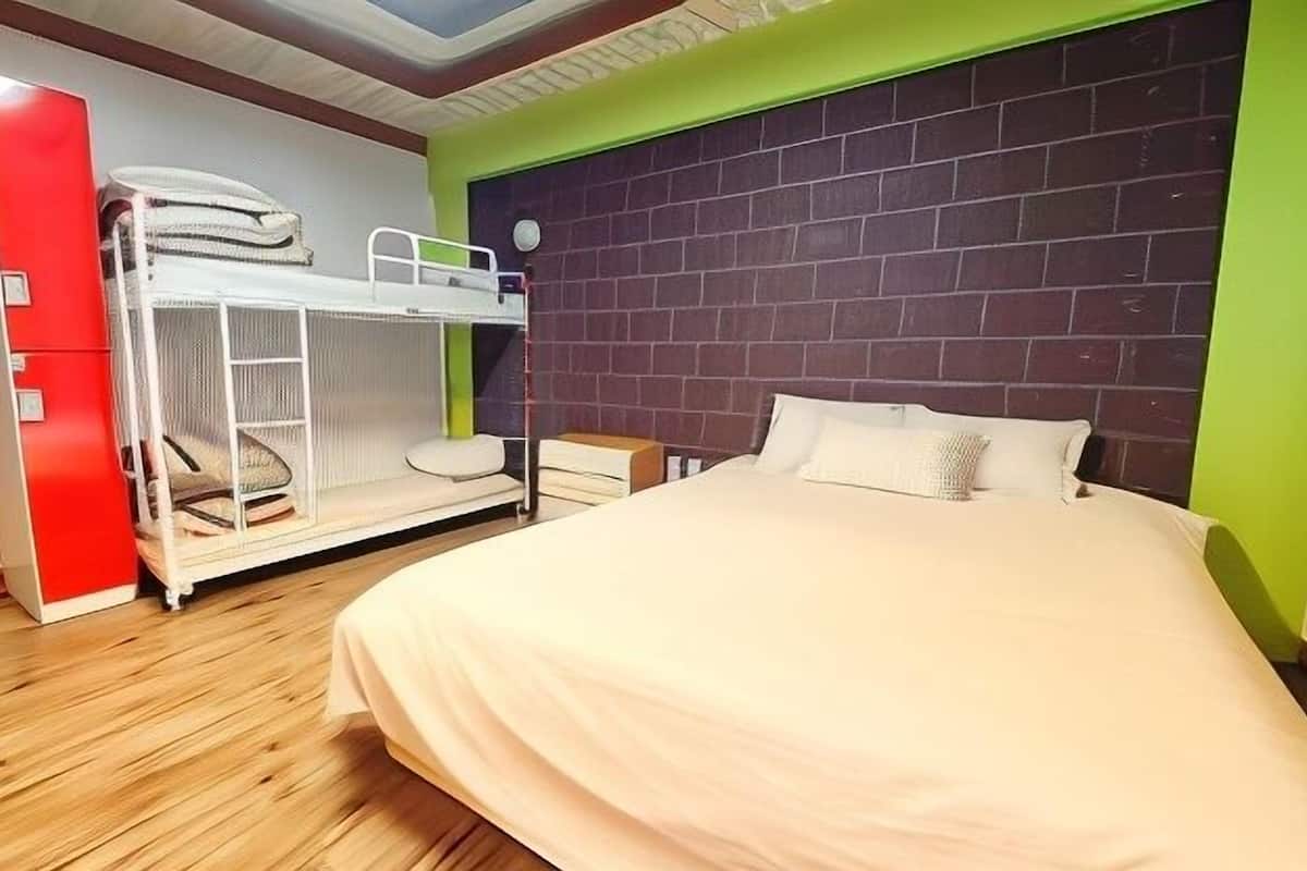 Soundproofing, free WiFi, bed sheets