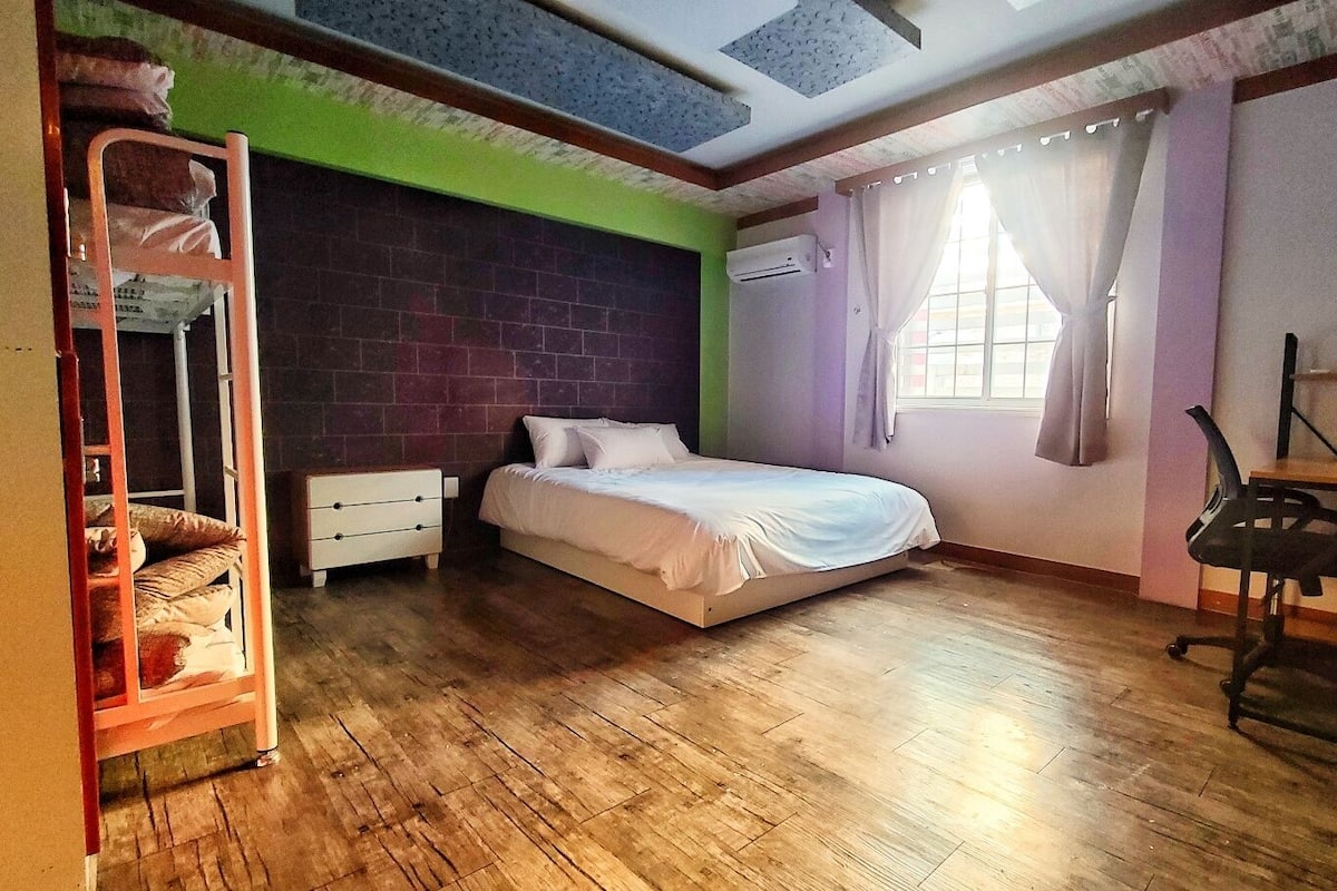 Soundproofing, free WiFi, bed sheets