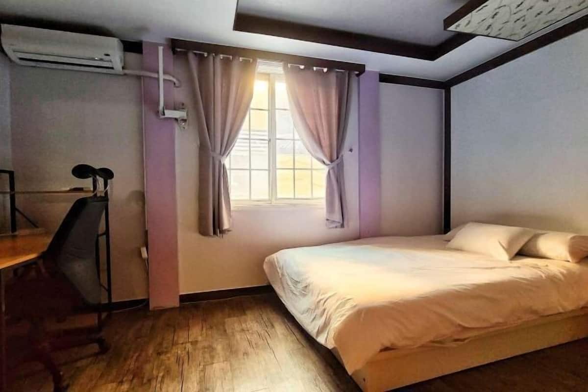 Soundproofing, free WiFi, bed sheets