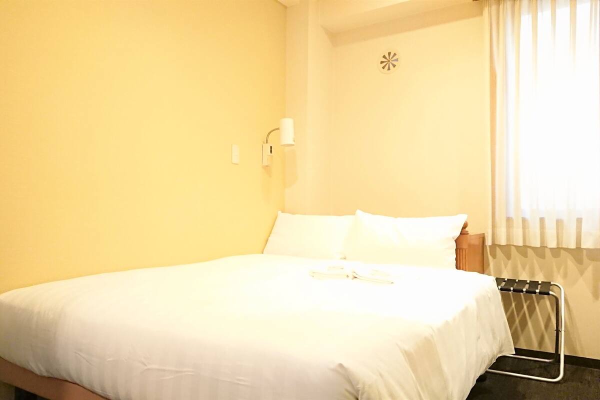 Room, 1 Katil Bujang XL (Large Single), Smoking | Gebar bulu kapas, meja, langsir/tirai gelap terus, Wi-fi percuma 