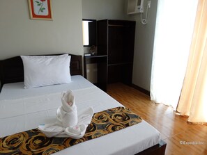 Standard Double | Desk, bed sheets - Harbour Gardens Tourist Inn (Tagbilaran)