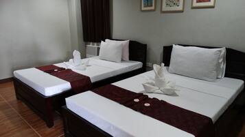 Habitación triple familiar, 2 habitaciones | Escritorio y ropa de cama