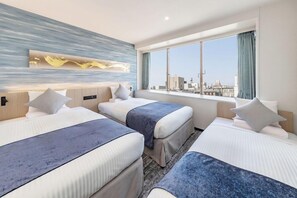 A hotel room with three beds, a city view, and a modern design. - Smile Hotel Kanazawa (Kanazawa)
