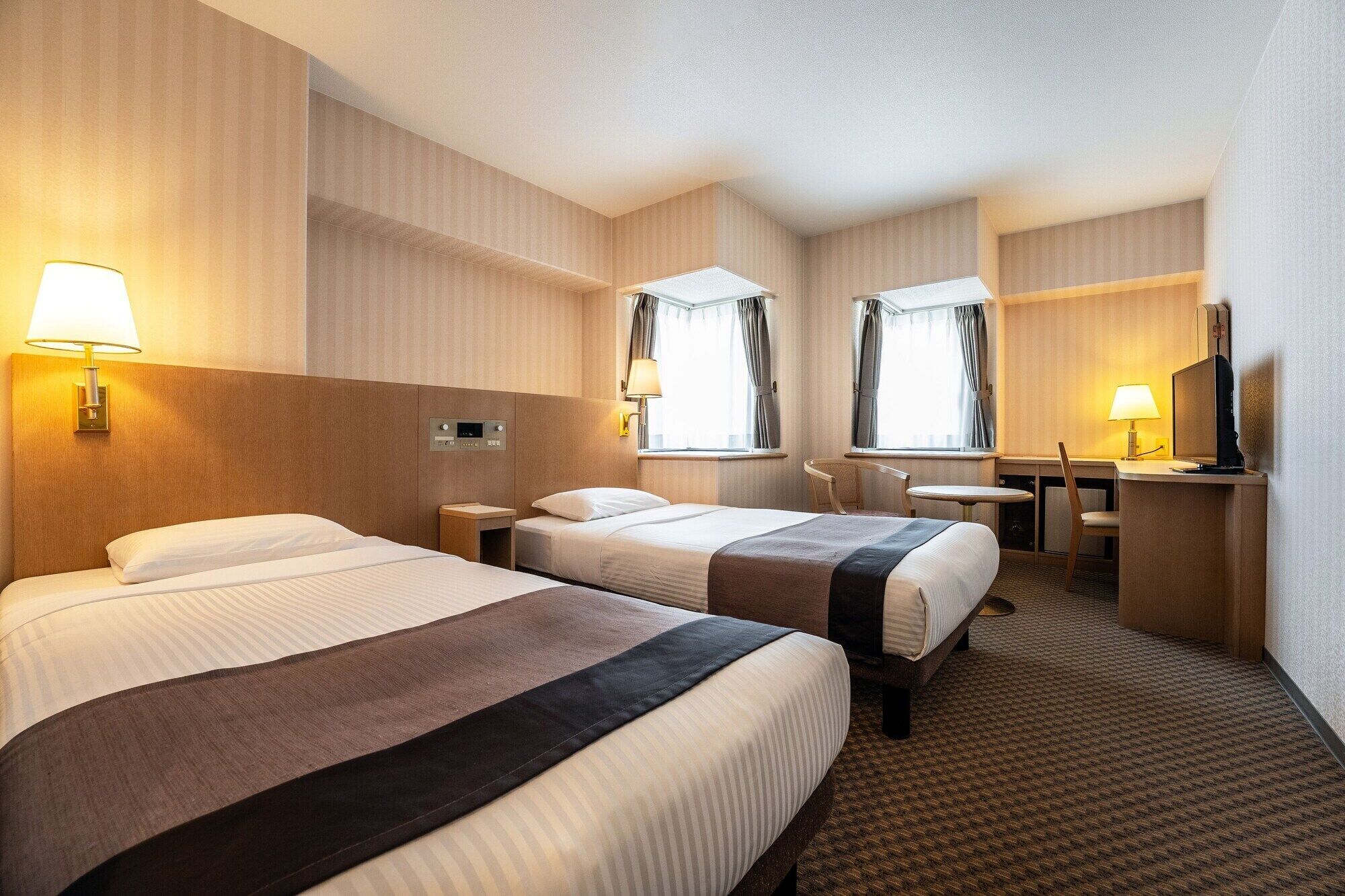 ตู้นิรภัยในห้องพัก, โต๊ะทำงาน, พื้นที่ทำงานแบบใช้แล็ปท็อป, Wi-Fi ฟรี