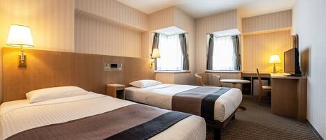 Een kluis op de kamer, een bureau, een laptopwerkplek, gratis wifi