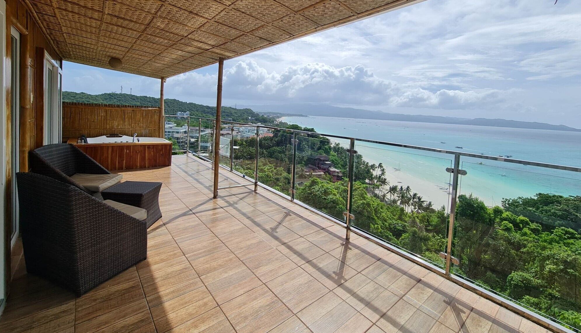 Ein Balkon mit Meerblick und einer Holzterrasse.