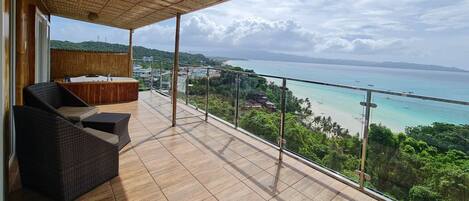 Ein Balkon mit Meerblick und einer Holzterrasse.