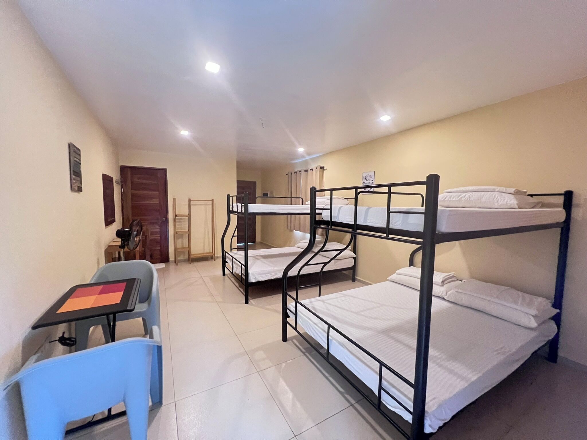 Economy kamer | Individueel gedecoreerd, verduisterende gordijnen, beddengoed