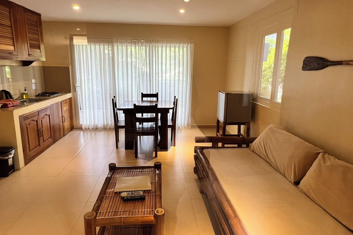 Suite Deluxe, 1 habitación, cocina básica, vistas al jardín | Zona de estar | Televisión LCD de 36 pulgadas con canales por cable, una televisión