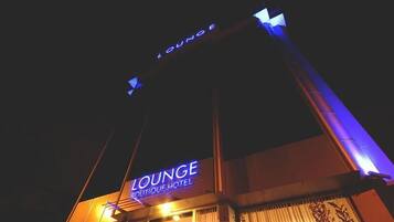 Majoituspaikan julkisivu illalla/yöllä