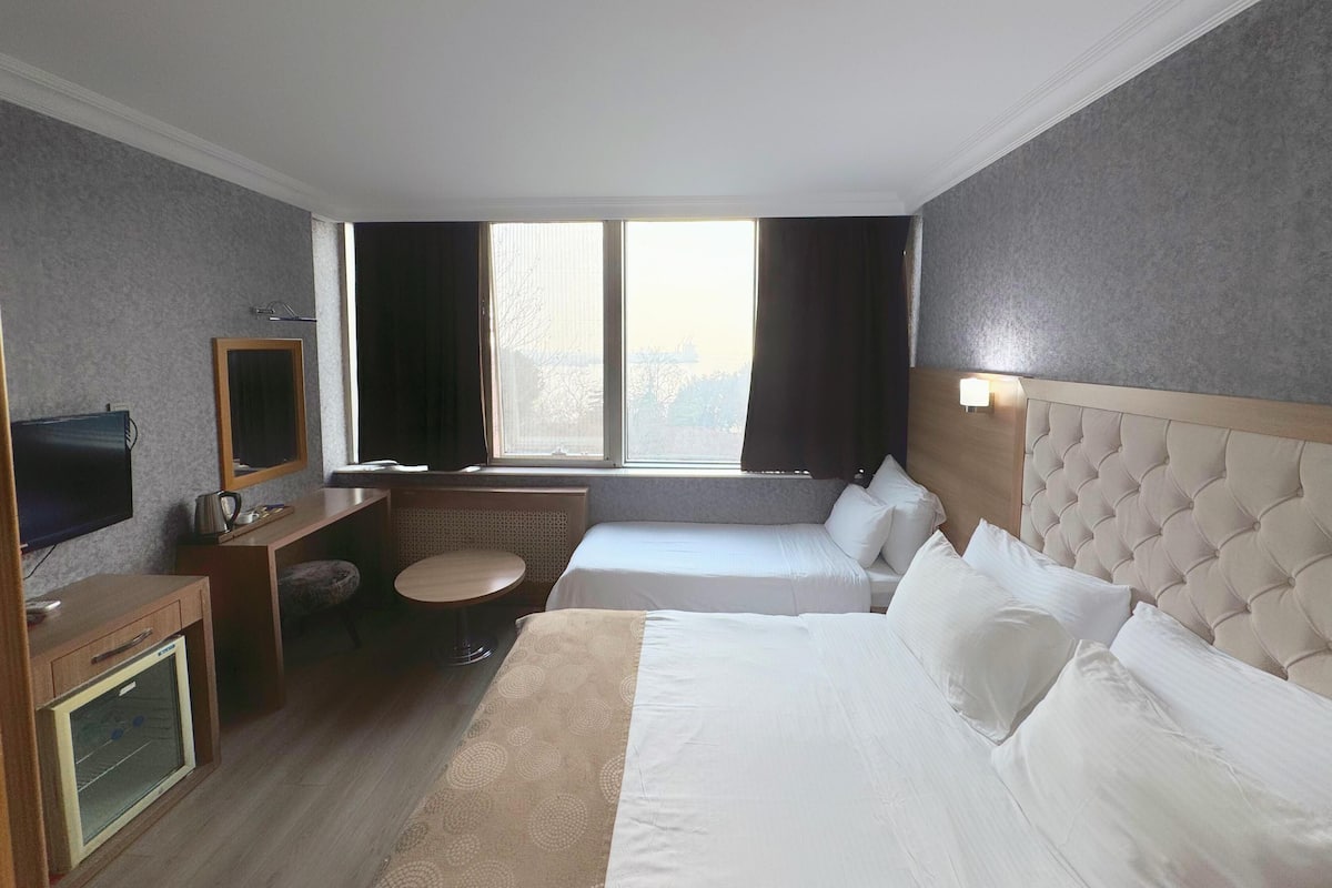 Standard Triple Room | Peralatan tempat tidur premium, bar mini, peti besi dalam bilik