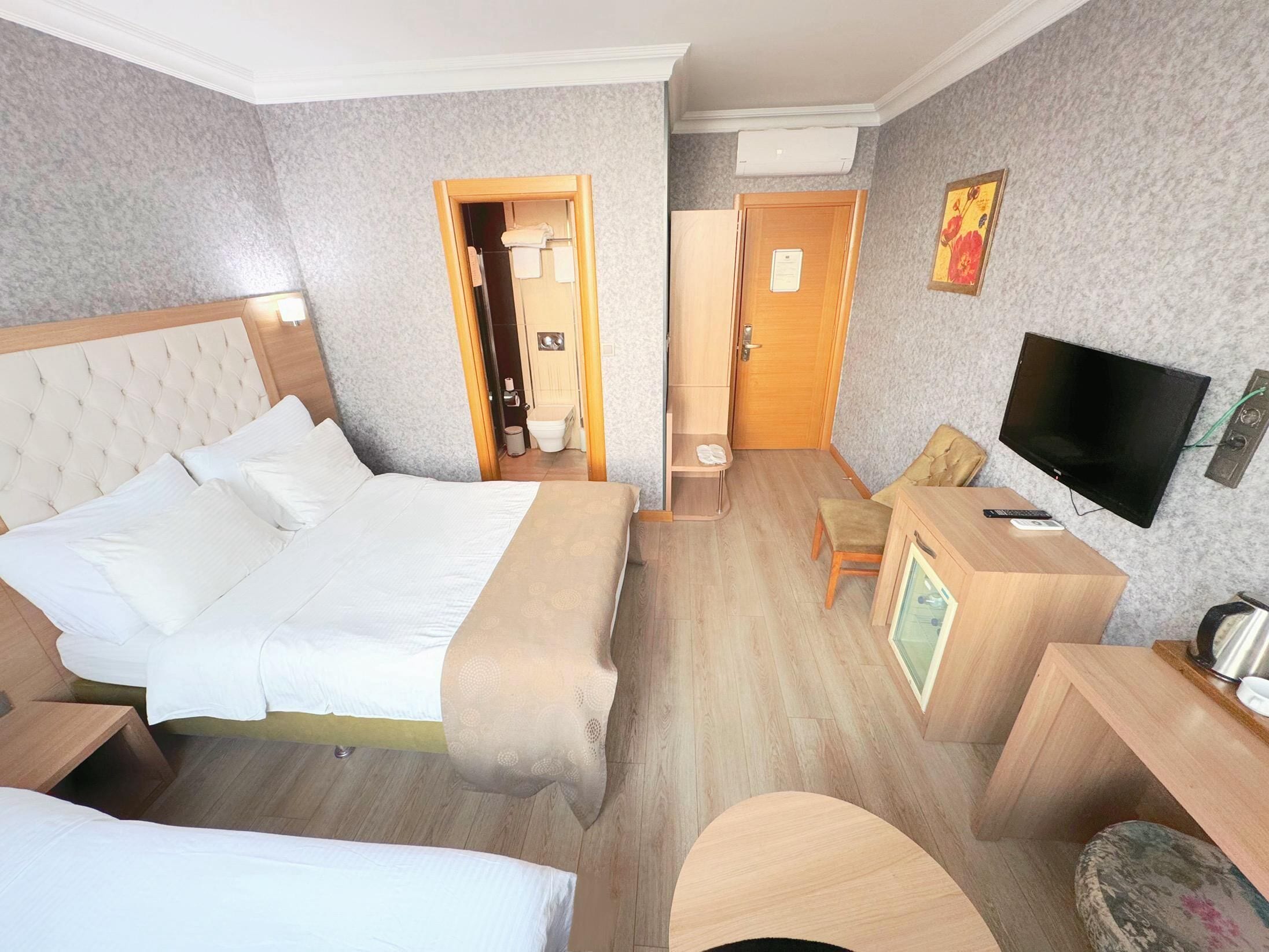 标准三人房 | 高档床上用品、迷你吧、客房内保险箱、隔音