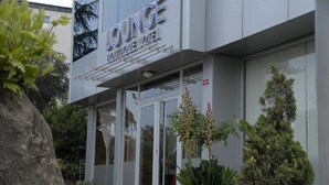 Un edificio moderno con un letrero que dice "LOUNGE" y "HOTEL".