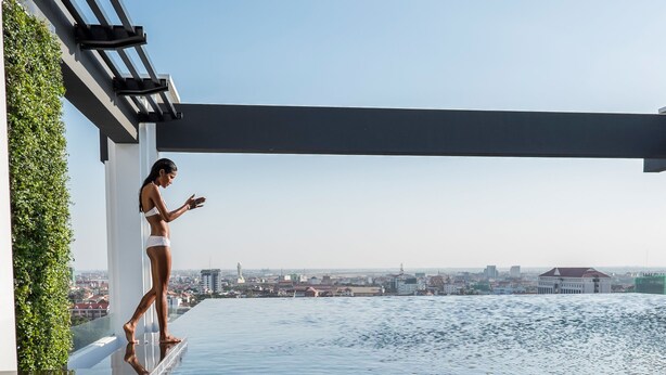 Rooftop pool - Naki Suites at Silvertown (Phnom Penh)