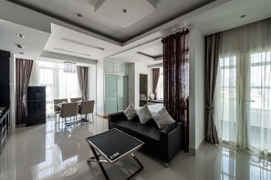 Deluxe Studio Suite | Living room