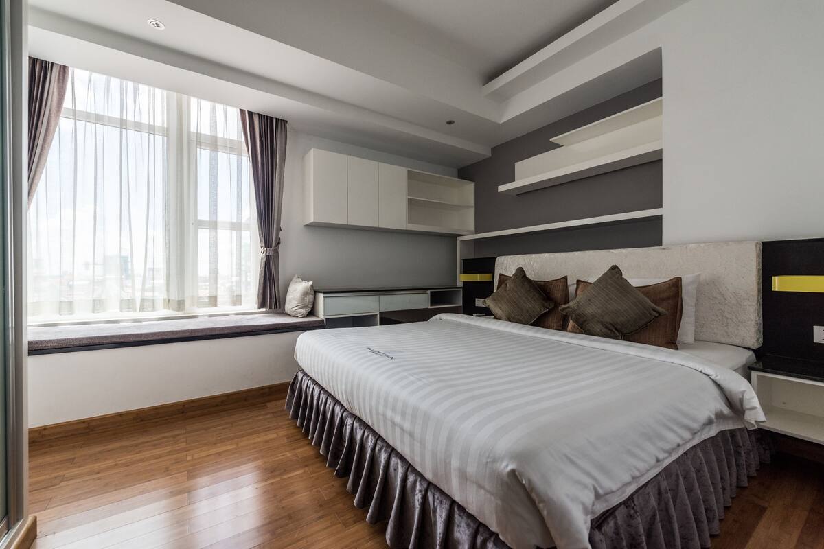 Suite, 2 habitaciones | Caja fuerte, escritorio, cortinas opacas y tabla de planchar con plancha