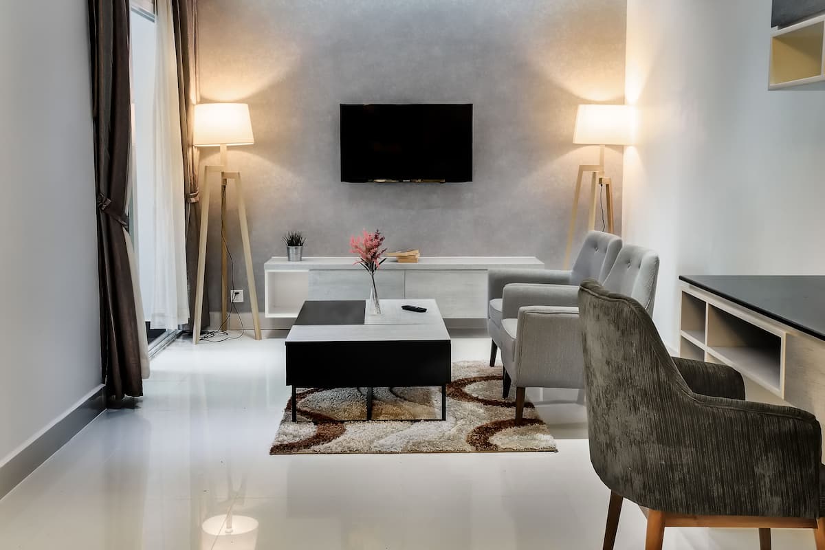 Suite, 3 habitaciones | Sala de estar | Televisión LCD de 37 pulgadas con canales por cable, una televisión