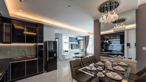 Family dining - Naki Suites at Silvertown (Phnom Penh)