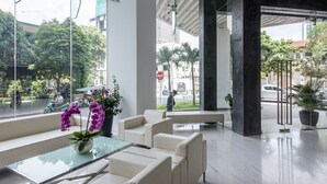 Lobby sitting area - Naki Suites at Silvertown (Phnom Penh)