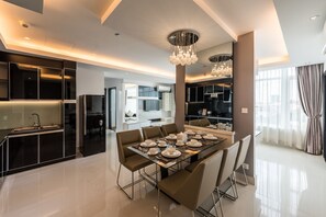 In-room dining - Naki Suites at Silvertown (Phnom Penh)