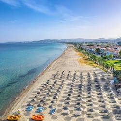Playa privada, sillas reclinables de playa, sombrillas, toallas de playa