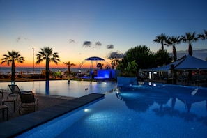 Indoor pool, outdoor pool, pool umbrellas, sun loungers - Flora Garden Ephesus Hotel Kusadasiot (Kusadasi)