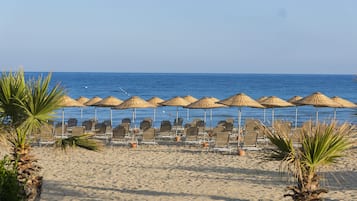 Privat strand, solstolar, parasoller och strandhanddukar