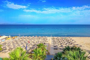 Private beach, sun loungers, beach umbrellas, beach towels - Flora Garden Ephesus Hotel Kusadasiot (Kusadasi)