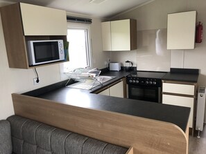 Geladeira, micro-ondas, cooktop, chaleira elétrica