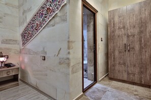 Habitación doble | Zona de estar | Una televisión LCD