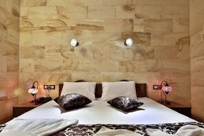 Dubbelrum | Minibar, skrivbord, arbetsyta för laptop och ljudisolering