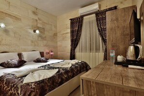 Minibar, desk, laptop workspace, soundproofing - Yusuf Bey House (Nevsehir)