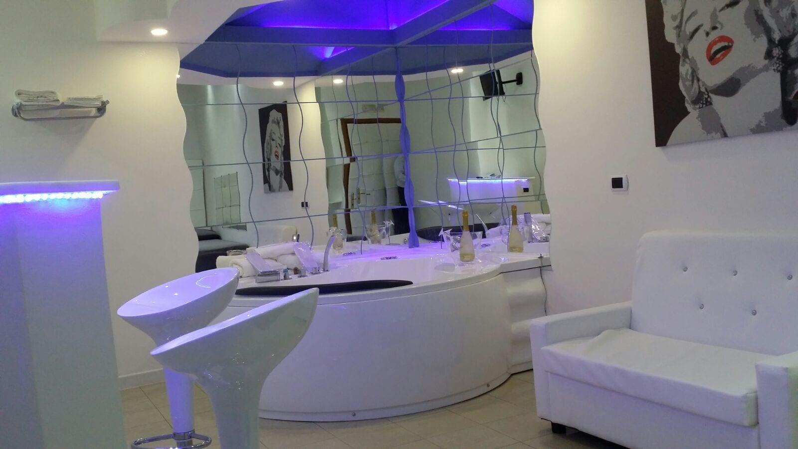 Deluxe Suite, Jetted Tub | Jetted bathtub