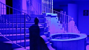 A staircase with a balustrade leading to a pool area. - Hotel Joy (Castel Volturno)