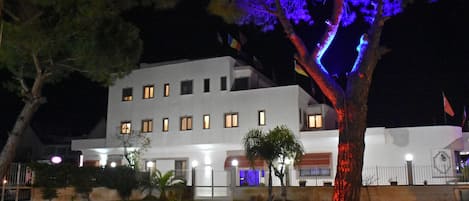Bagian depan properti - sore/malam