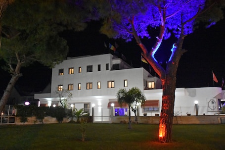 Fachada de la propiedad por la tarde o noche