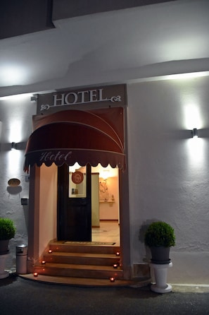 A hotel entrance with a sign, steps, and potted plants. - Hotel Joy (Castel Volturno)