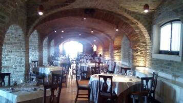 Breakfast, lunch, dinner served; local cuisine