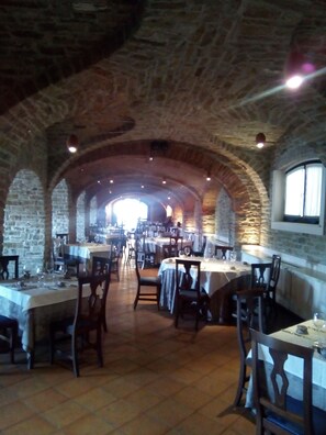 Breakfast, lunch, dinner served; local cuisine - Il Castello di Bubbio (Bubbio)