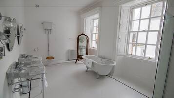 Premier Double Room, 1 King Bed, Bathtub, Garden View | In-room safe, individually decorated, free WiFi, bed sheets