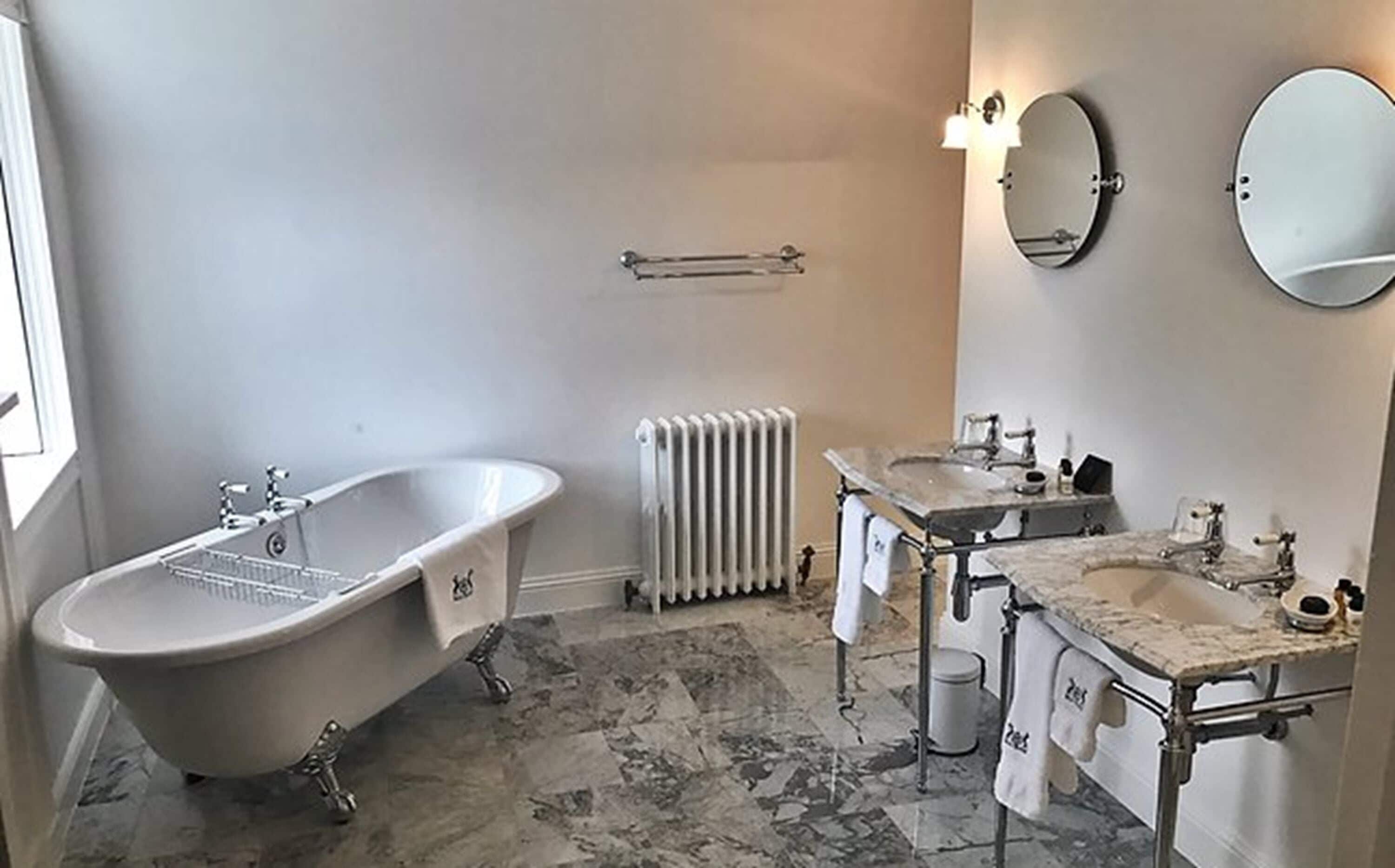 classic double room, 1 queen bed, bathtub | bathroom | combined shower/bathtub, free toiletries, bathrobes, slippers