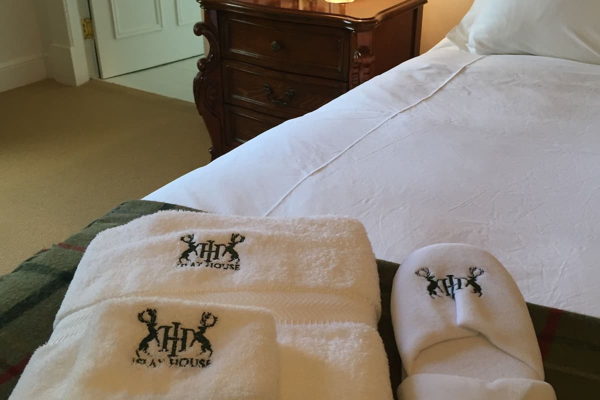 classic double room, 1 king bed, ensuite | 1 bedroom, in-room safe, individually decorated, free wifi