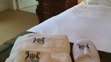 Classic Double Room, 1 King Bed, Ensuite | In-room safe, individually decorated, free WiFi, bed sheets