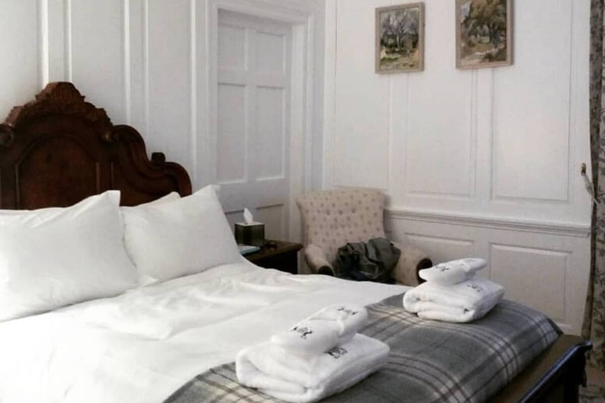 classic double room, 1 queen bed, bathtub | 1 bedroom, in-room safe, individually decorated, free wifi