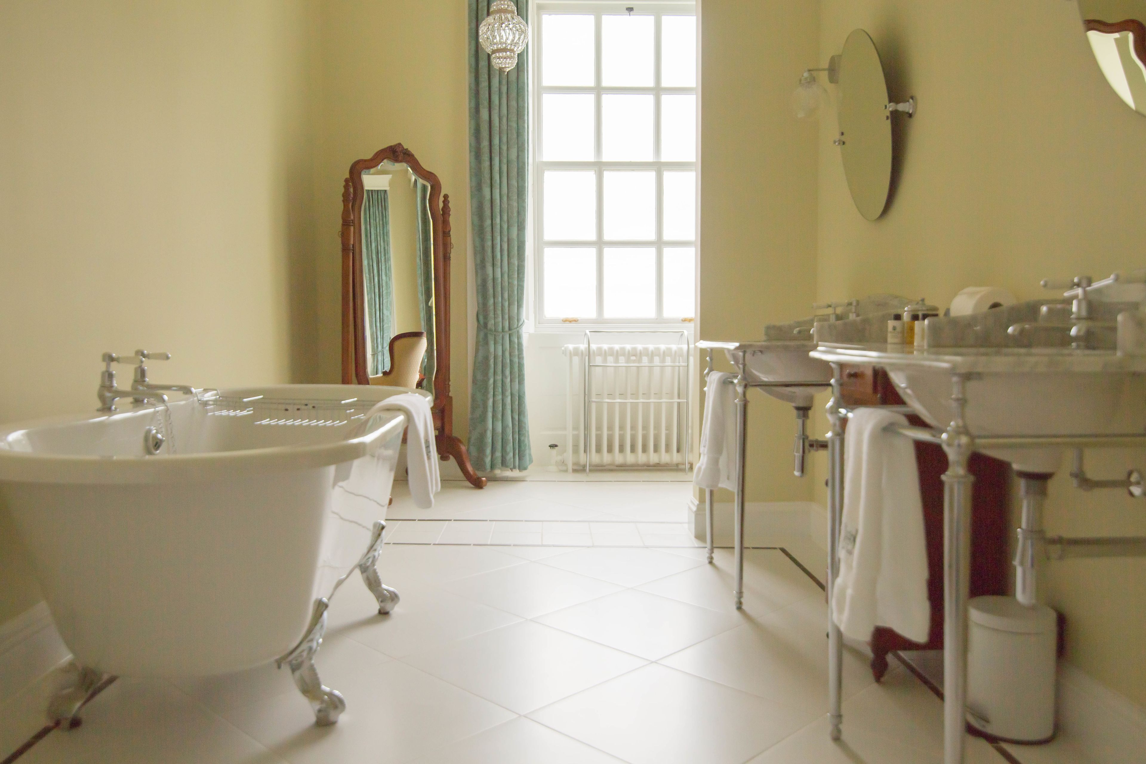 luxury double room (margadale) | bathroom | combined shower/bathtub, free toiletries, bathrobes, slippers