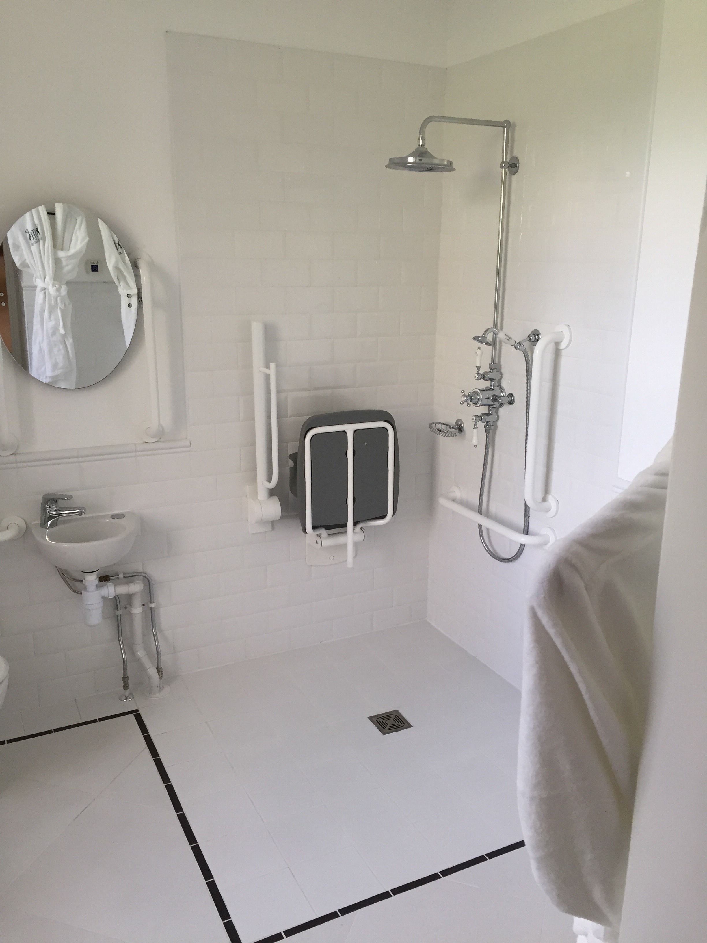 classic double room, 1 king bed, ensuite | bathroom | combined shower/bathtub, free toiletries, bathrobes, slippers